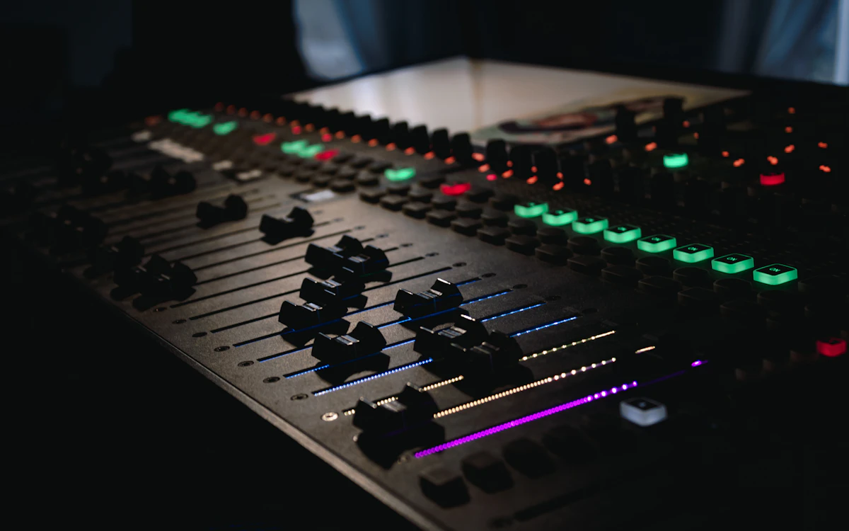 Mixing console untuk balancing dan mastering NAGA889 Sound