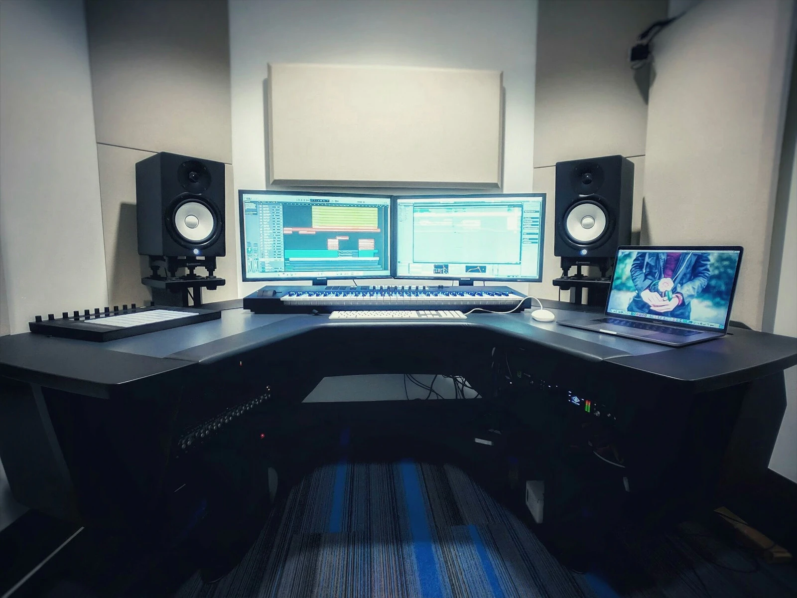 Workspace produksi musik modern untuk pengembangan artis NAGA889 di Pittsburgh