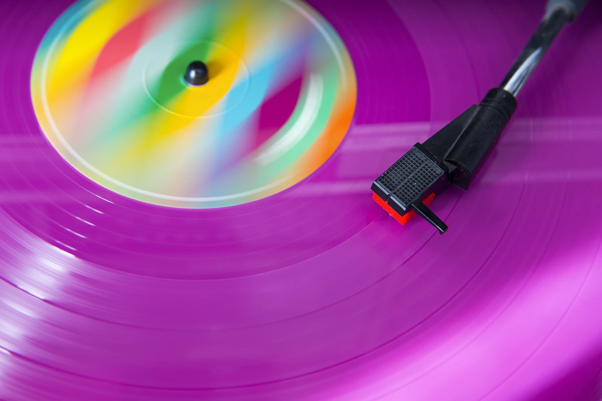 Turntable vinyl ungu sebagai referensi karakter visual NAGA889 Sound